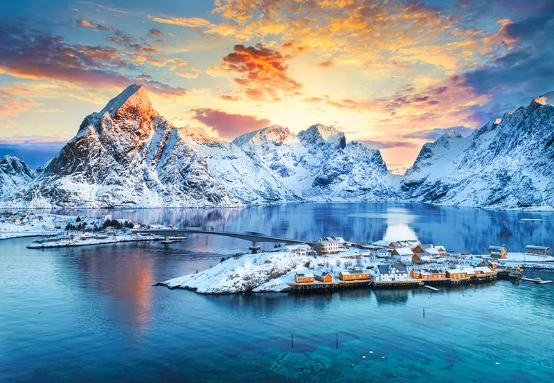 Sonnenaufgang auf Sakrisoy, Lofoten, Norwegen