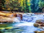 Schöner Wasserfall im Wald