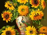 Sonnenblumen in einer Pfauenvase